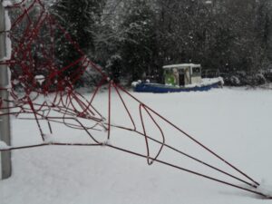 alt="old boat in park"